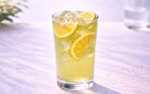green tea lemonade with lemon slices and ice