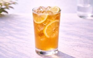 iced tea lemonade with lemon slices and ice